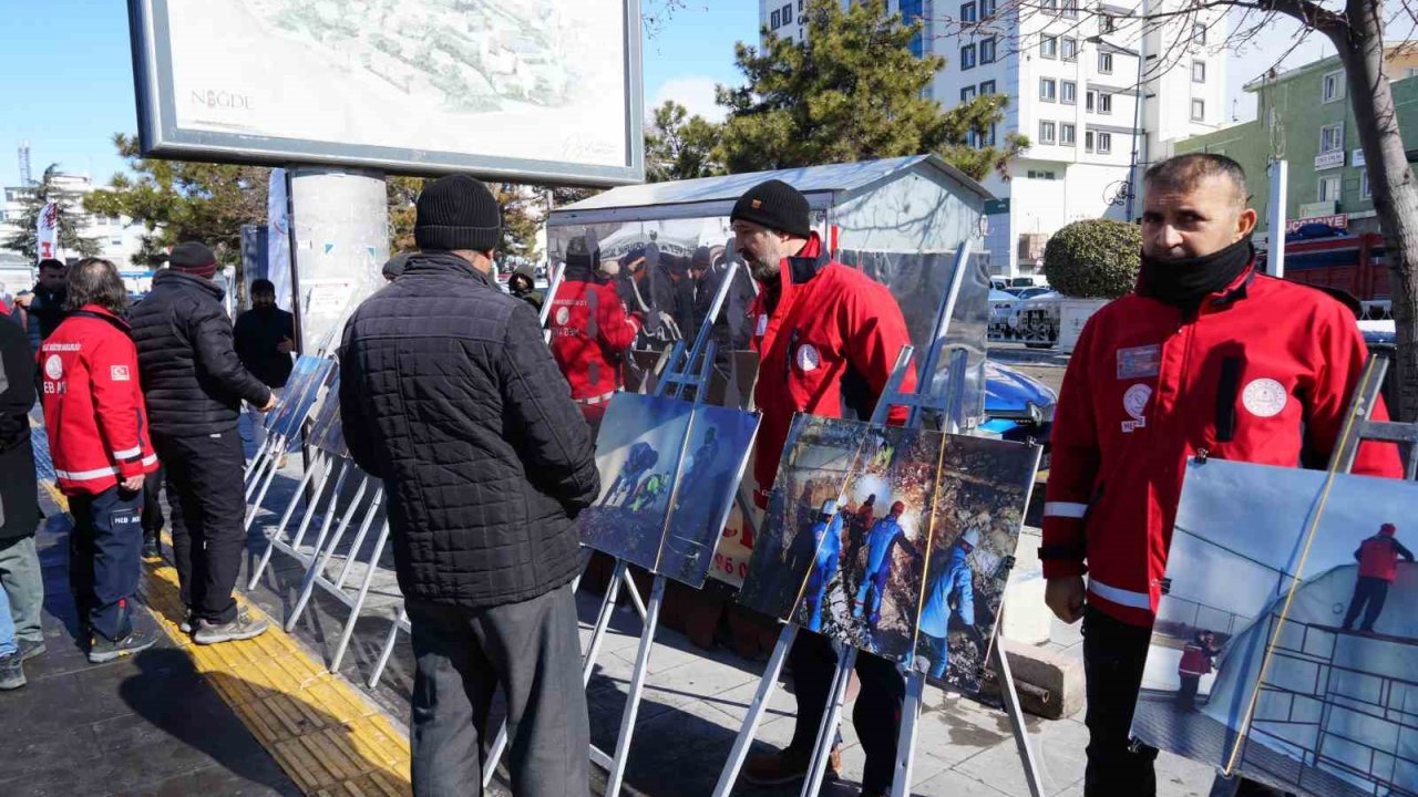 Niğde’de deprem farkındalık fotoğraf sergisi açıldı, açılan stantta bilgilendirme yapıldı