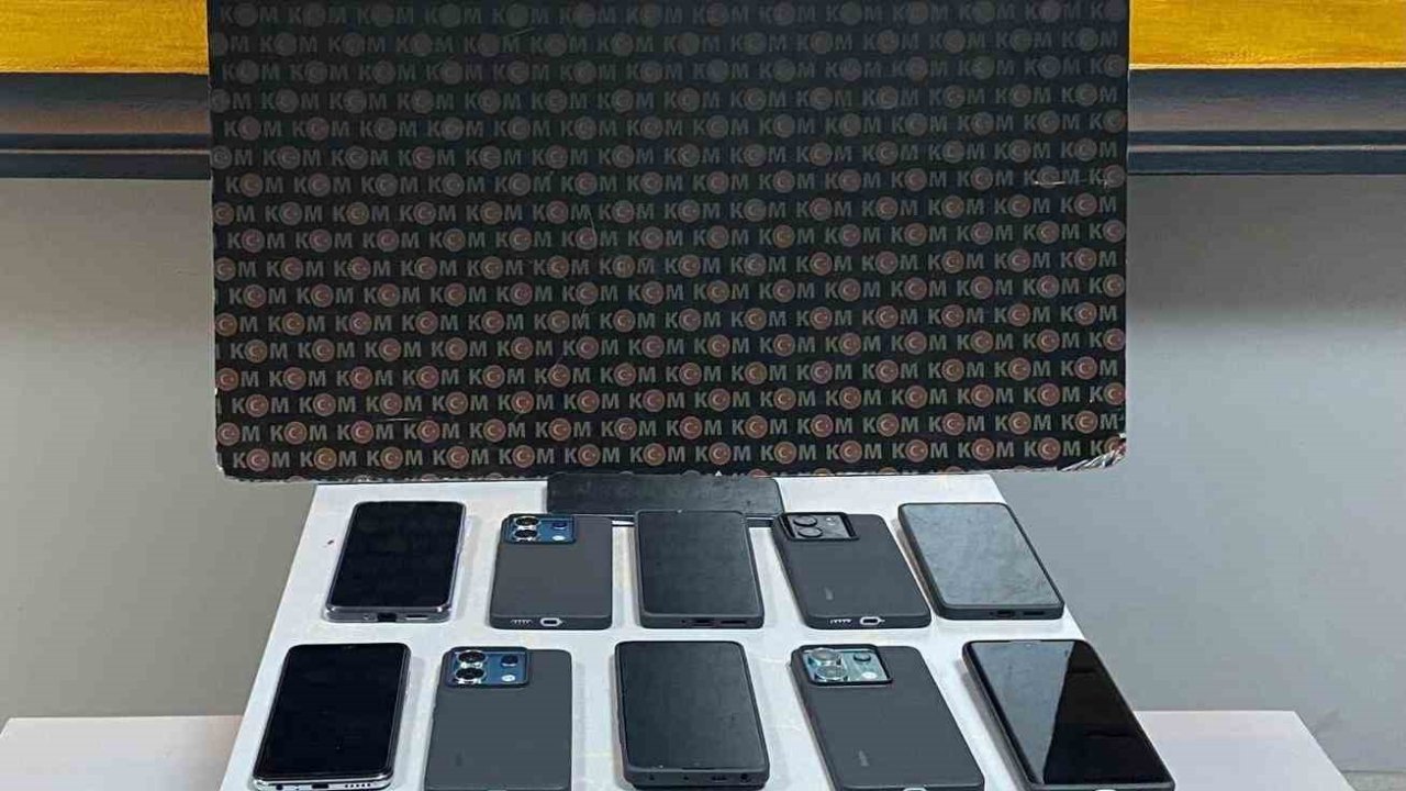 Uşak’ta kaçak alkol ve telefon ele geçirildi