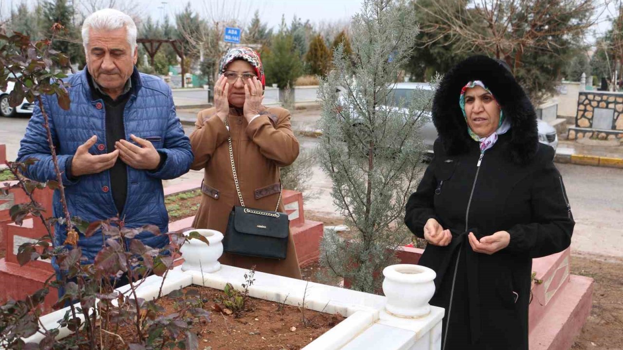 Diyarbakır’da depremde hayatını kaybedenler kabirleri başında anıldı