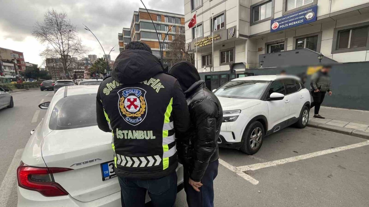 Eyüpsultan’da drift yapan motosikletliye ceza yağdı