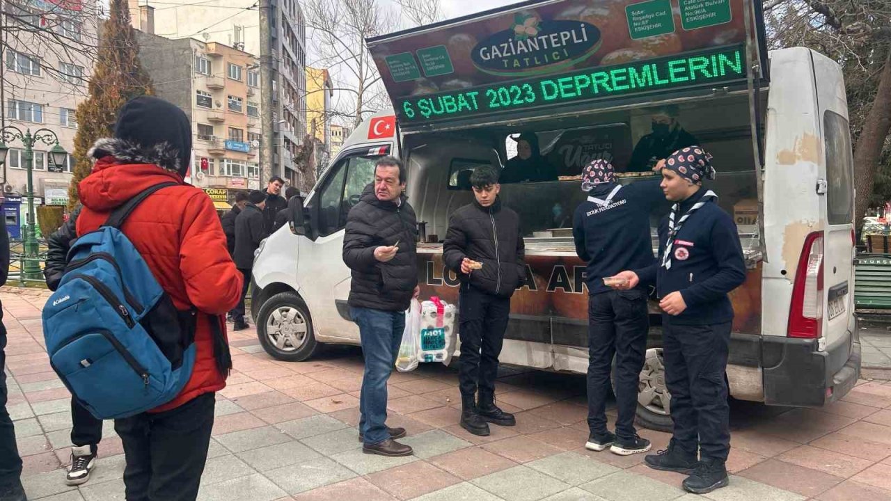 Eskişehir’de depremde hayatını kaybeden vatandaşlar için farklı yerlerde lokma dağıtıldı