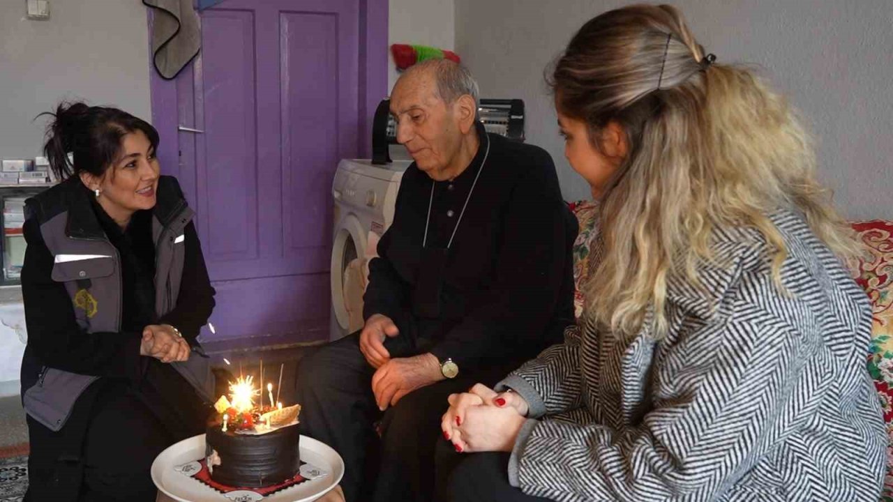 Belediyeden gönülleri ısıtan sürpriz: 85 yıllık ömründe ilk kez  doğum gününü kutladı
