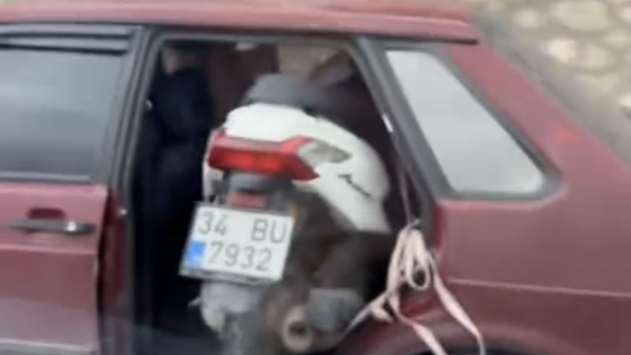 Kapısız araçta motosiklet taşıdı, gören dönüp bir daha baktı