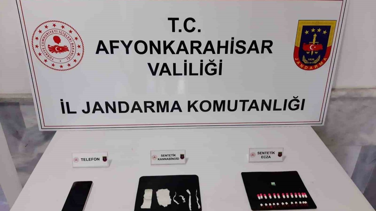 Jandarma zehir tacirini uyuşturucuyu satamadan yakaladı