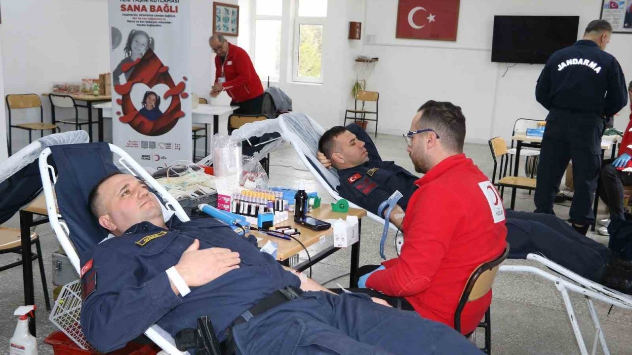 Kütahya’da jandarmadan Kızılay’a kan bağışı