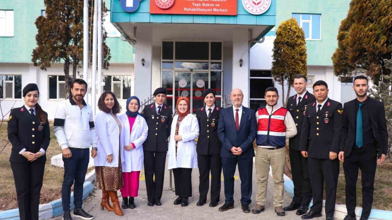 Eskişehir İl Jandarma Komutanlığı’ndan huzurevine anlamlı ziyaret