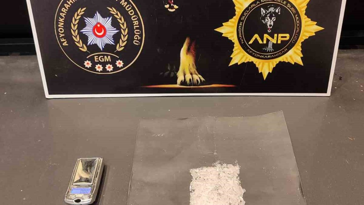 Polis takibe aldığı şahsı uyuşturucu madde ve hassas teraziyle yakaladı