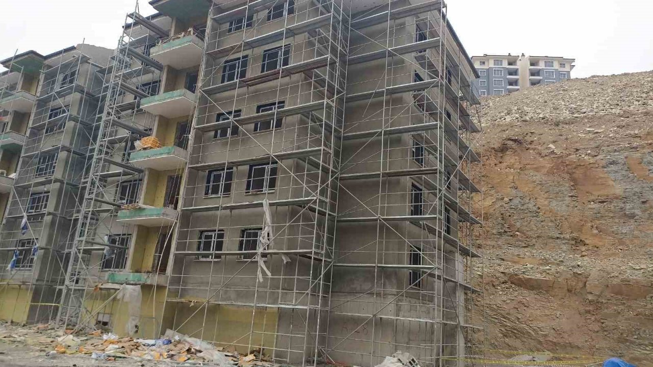 Yüksekten düşen işçi ağır yaralandı