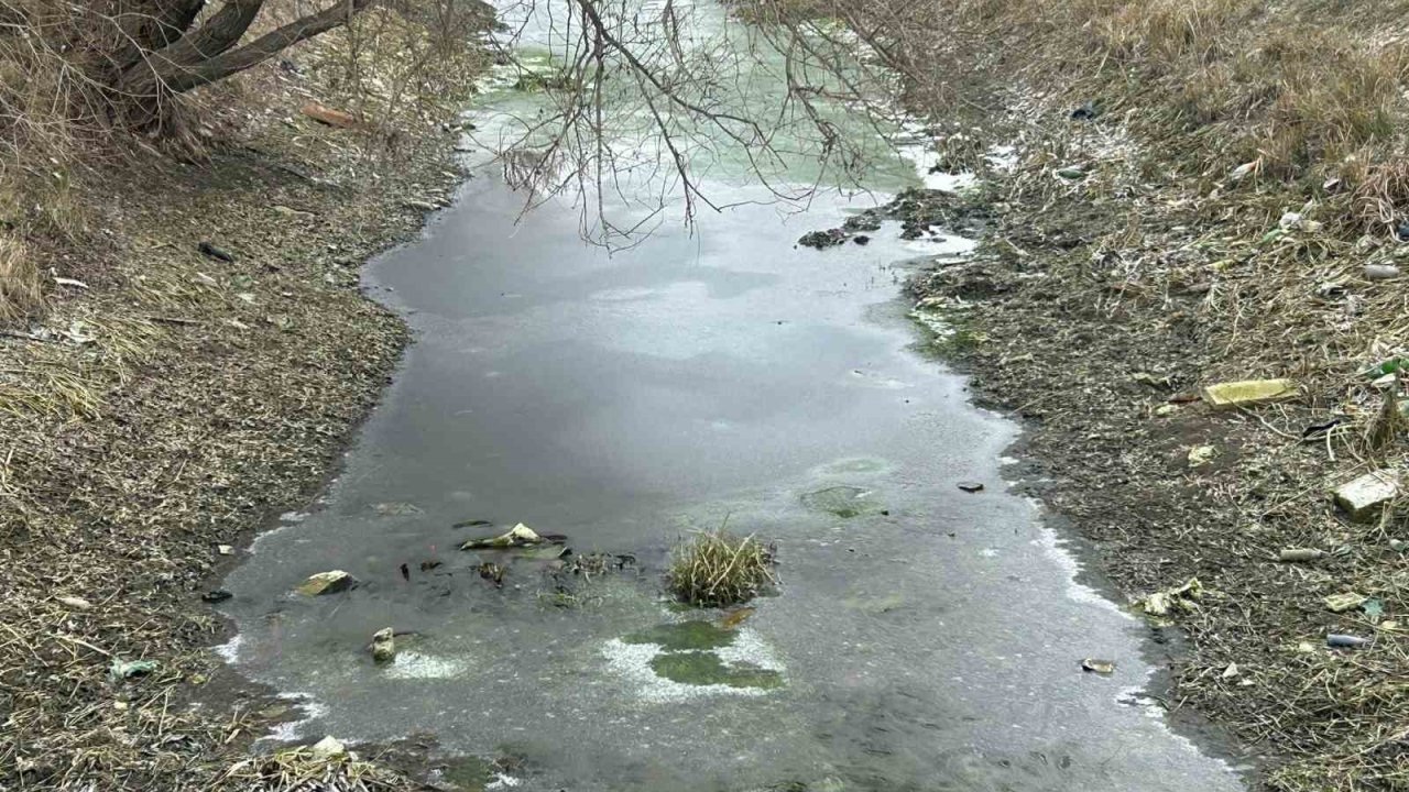 Eskişehir’de sulama kanalları buz tuttu