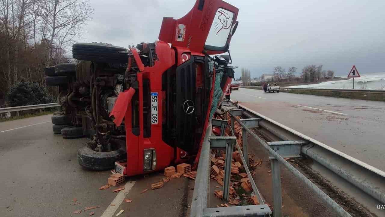 Sinop’ta tuğla yüklü kamyon devrildi: 1 yaralı