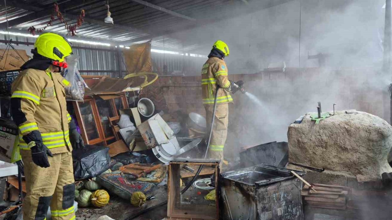 Samanlık yanındaki depoda yangın paniği