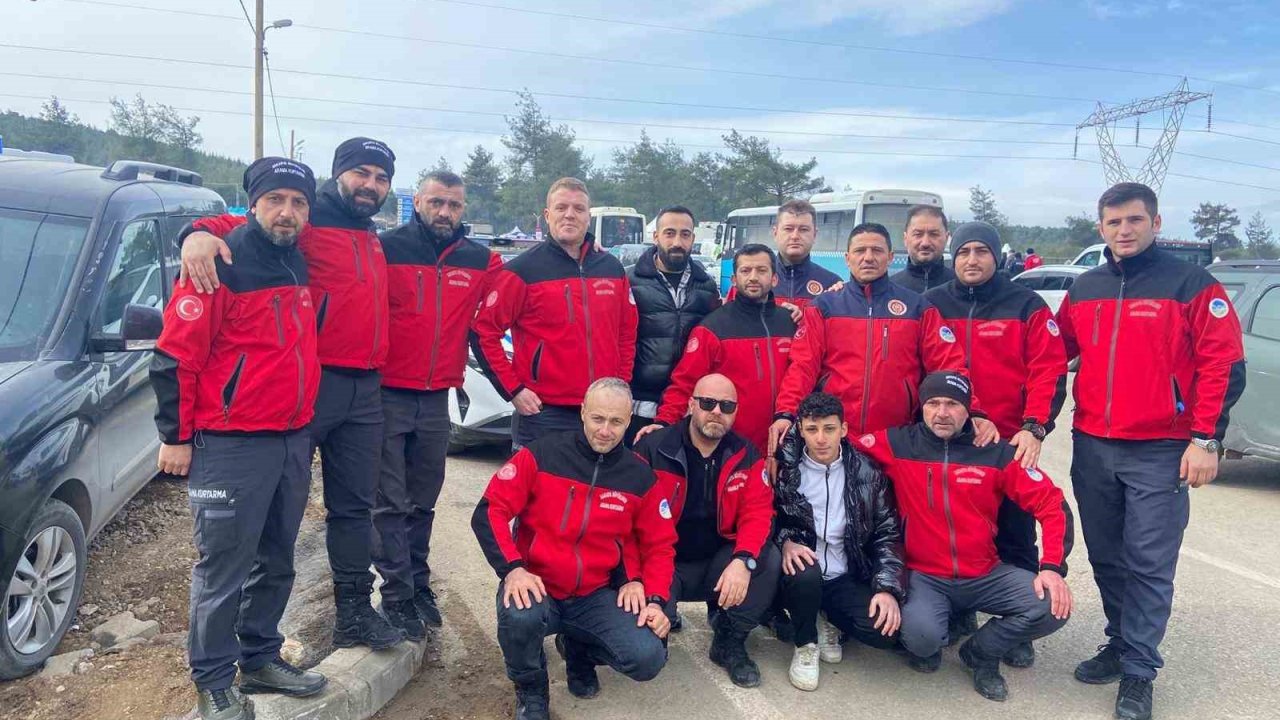 Sakarya Büyükşehir itfaiyesi asrın felaketinde Kahramanmaraş’ta acıyı paylaştı