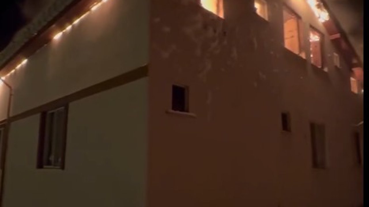 Kastamonu’da çatı katında çıkan yangında iki katlı ev kullanılamaz hale geldi