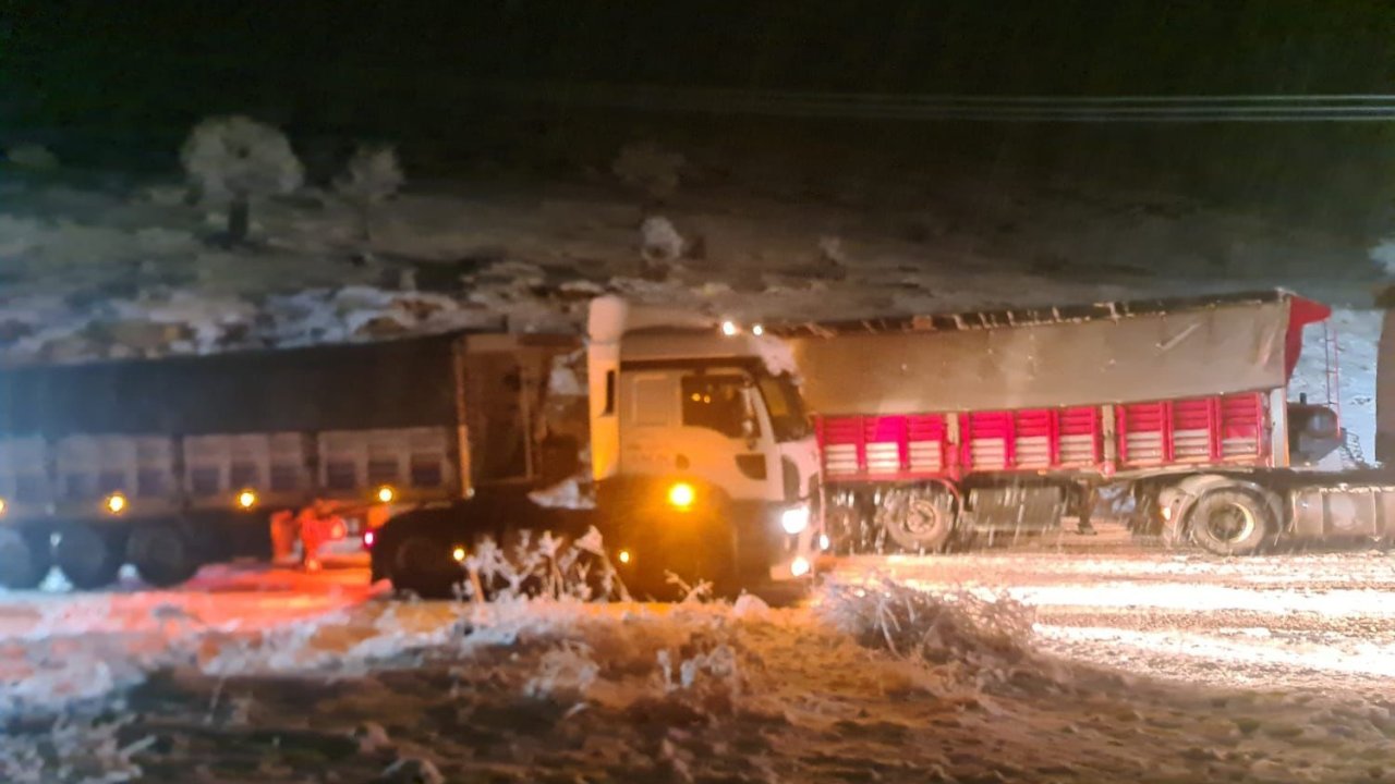 Kar yağışı nedeniyle Mazıdağı-Derik yolu ulaşıma kapandı