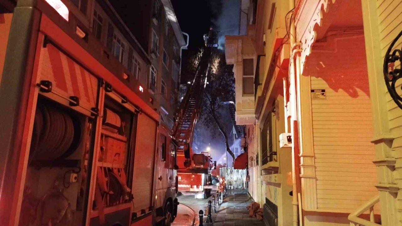 Kadıköy’de metruk binada çıkan yangında 1 kişi hayatını kaybetti