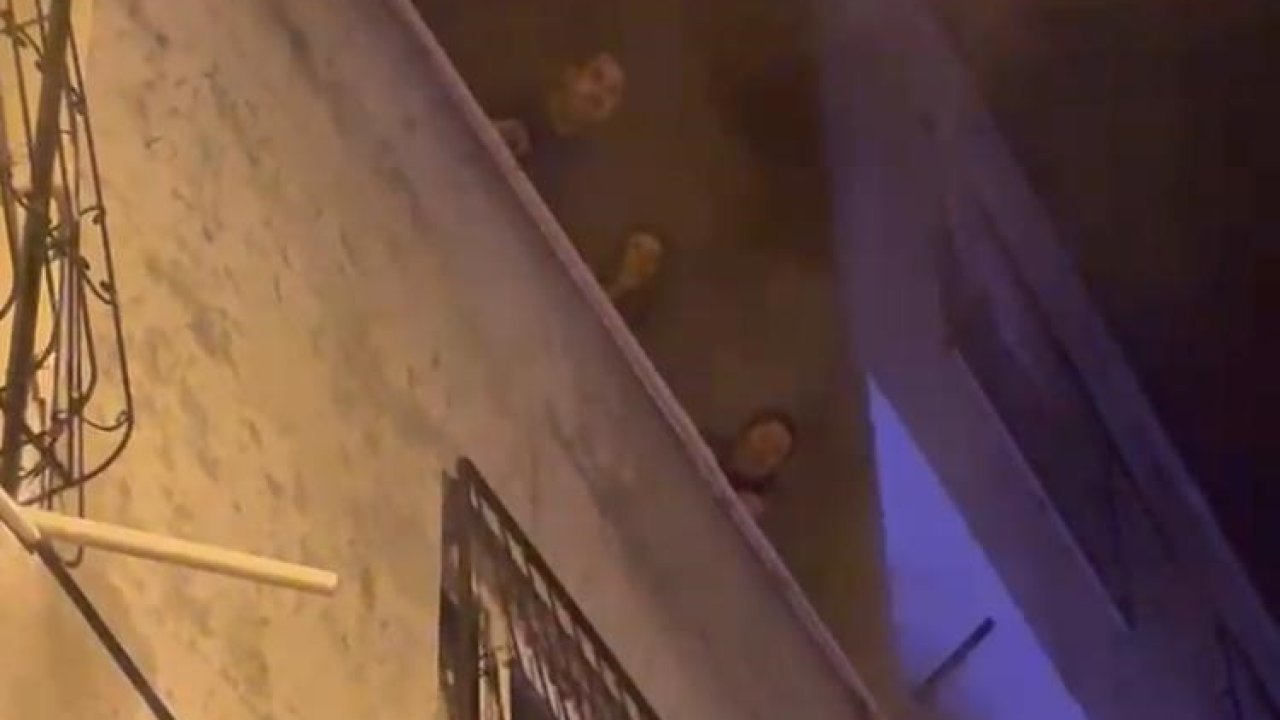 Mersin’de ev yangını: Mahsur kalanları itfaiye erleri kurtardı