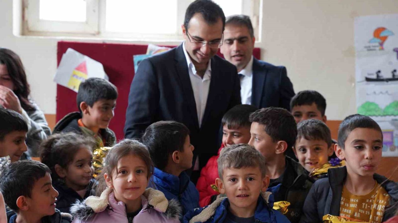 Şırnak’ta kadınların ördüğü bere, atkı ve eldiveneler öğrencilere dağıtıldı