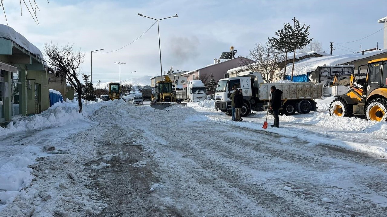 Bayburt’un Demirözü ve Aydıntepe ilçelerinde kar temizliği yapılıyor