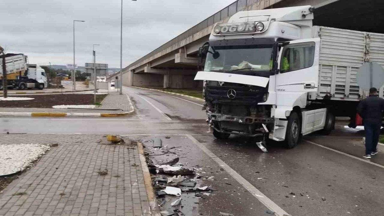 Bandırma’da TIR ile kamyonet çarpıştı: Yol kısa süre trafiğe kapandı