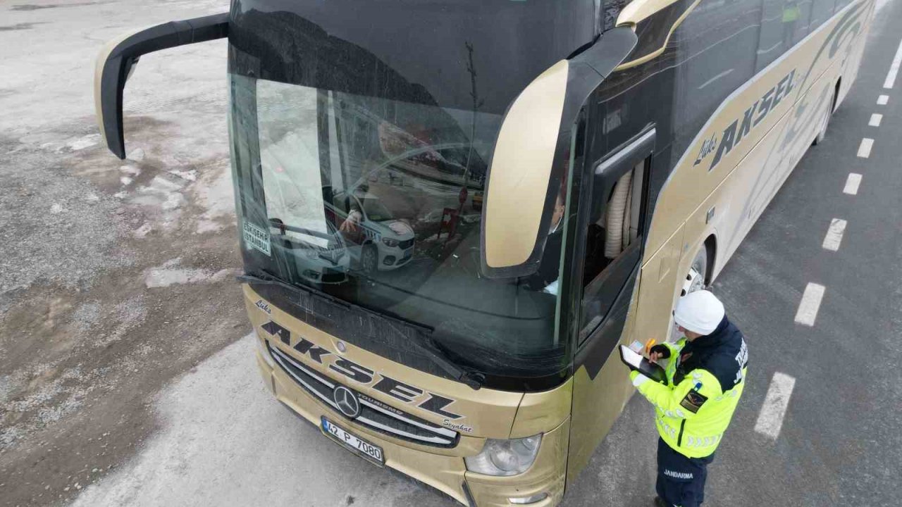 Jandarma yolcu gibi bindiği otobüsü denetledi