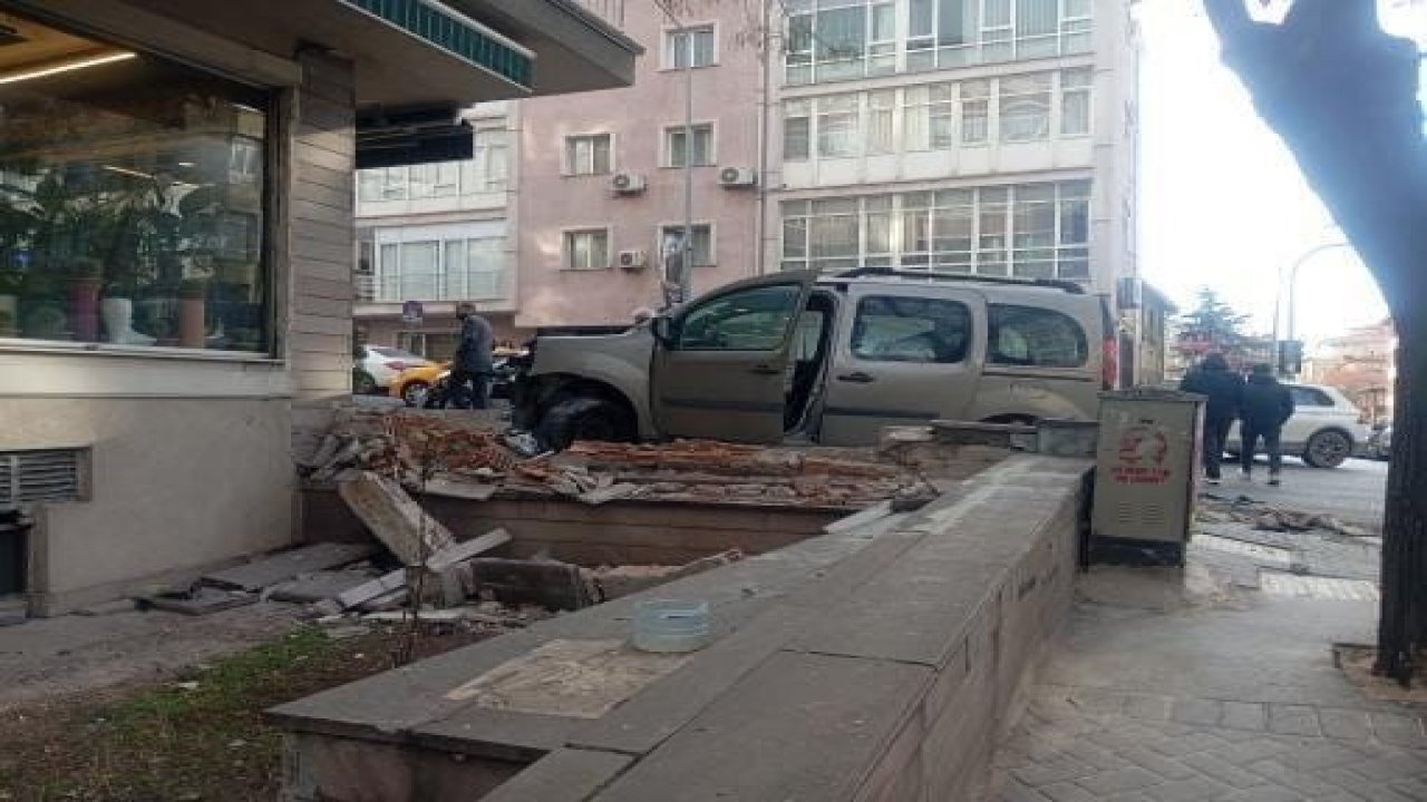 Virajı dönmeye çalışan sürücünün çarptığı otomobil direğe vurarak durabildi