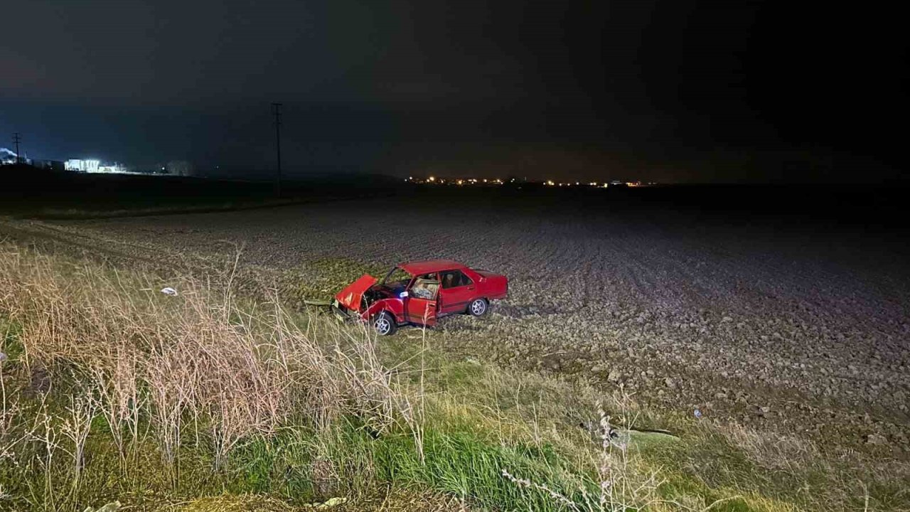 Yoldan çıkan otomobil tarlaya uçtu: 2 yaralı