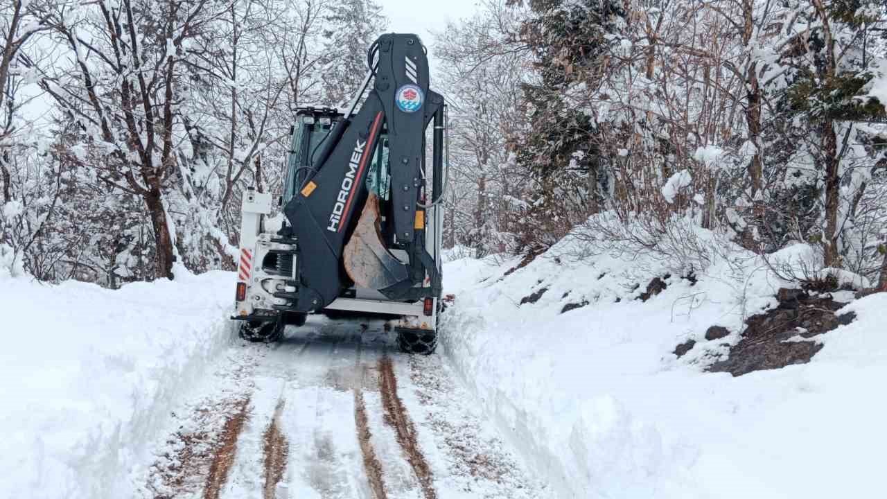 Trabzon’da kar nedeniyle kapalı mahalle yolu kalmadı