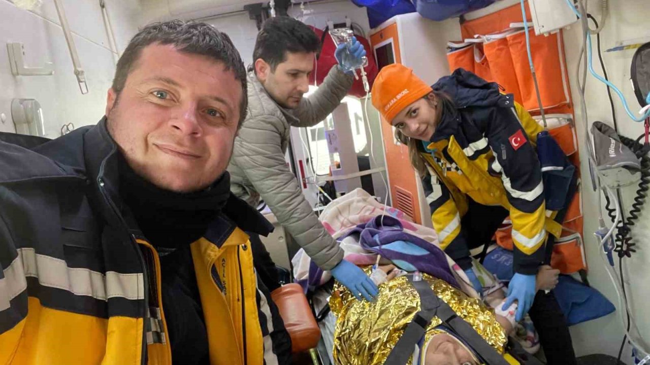 İl Sağlık Müdürü Özdemir depremzedeyi, depremzede de onu unutmadı