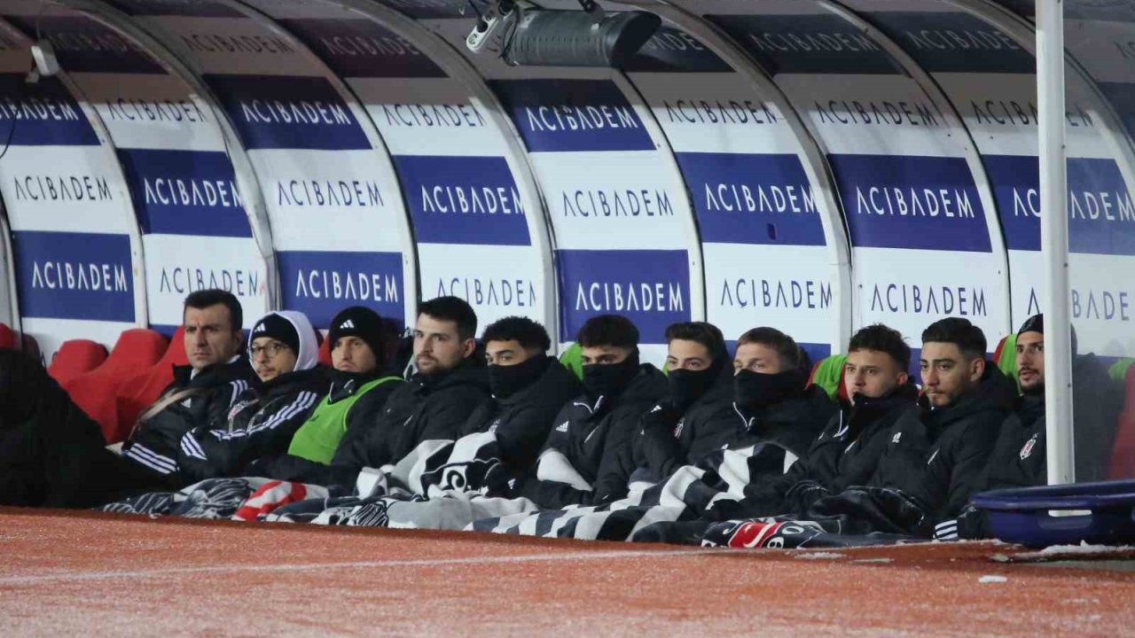 Beşiktaşlı oyuncular battaniyeye sarıldı