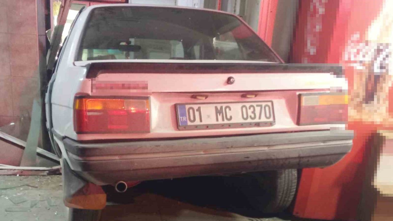 Mersin’de yoldan çıkan otomobil fırına daldı