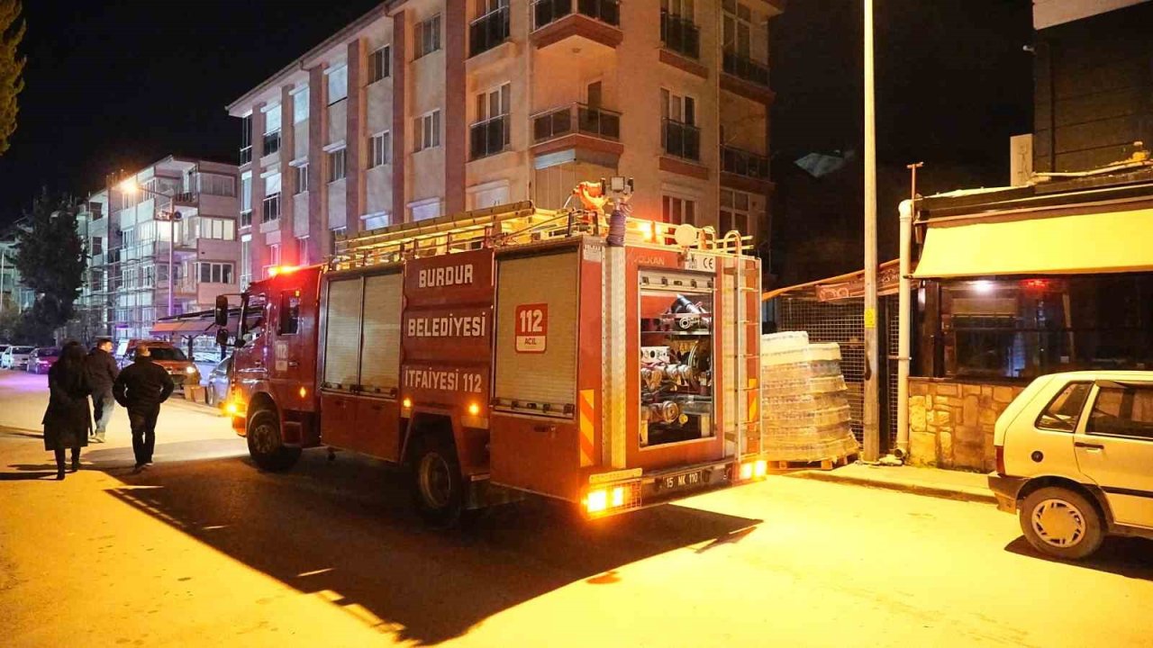 Kafenin mutfağında çıkan yangında 2 kişi dumandan etkilendi