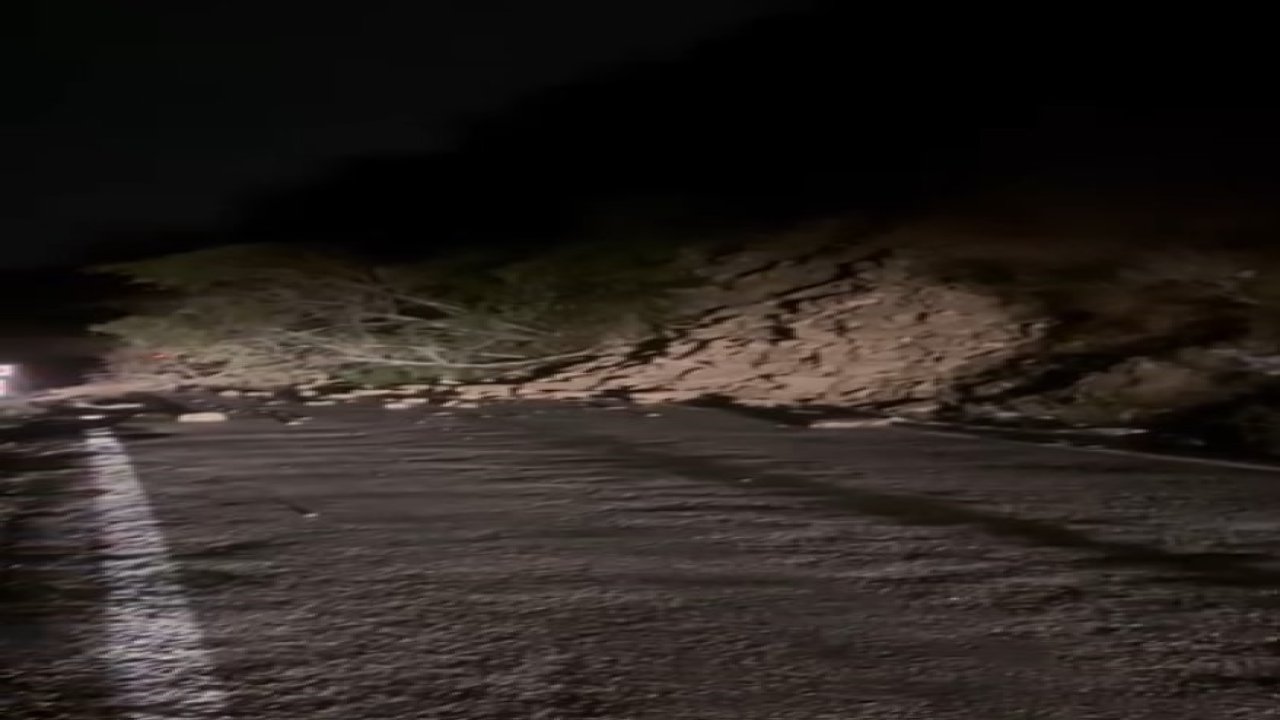 Kastamonu’da heyelan: Cide-Doğanyurt yolu ulaşıma kapandı