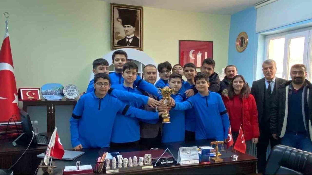 Tuğsuz Ali Ağa Ortaokulu basketbol takımından şampiyonluk ziyareti