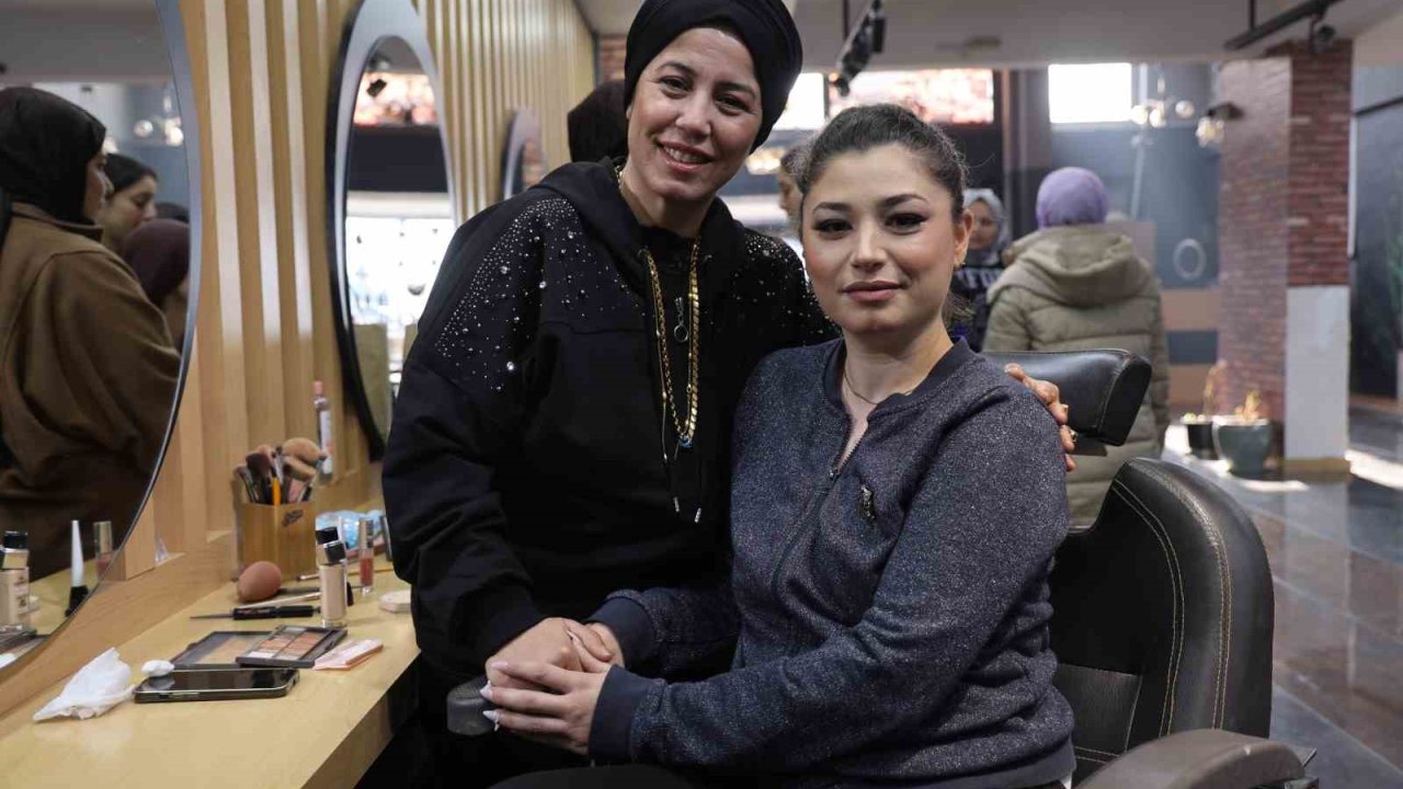 Depremde 4 çalışanını ve dükkanını kaybetti, pes etmeyip yeni iş yerini açtı