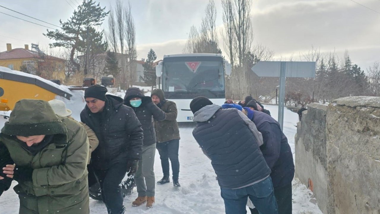 Sivas’ta karla mücadele ekipleri yolda kalanların yardımına yetişti