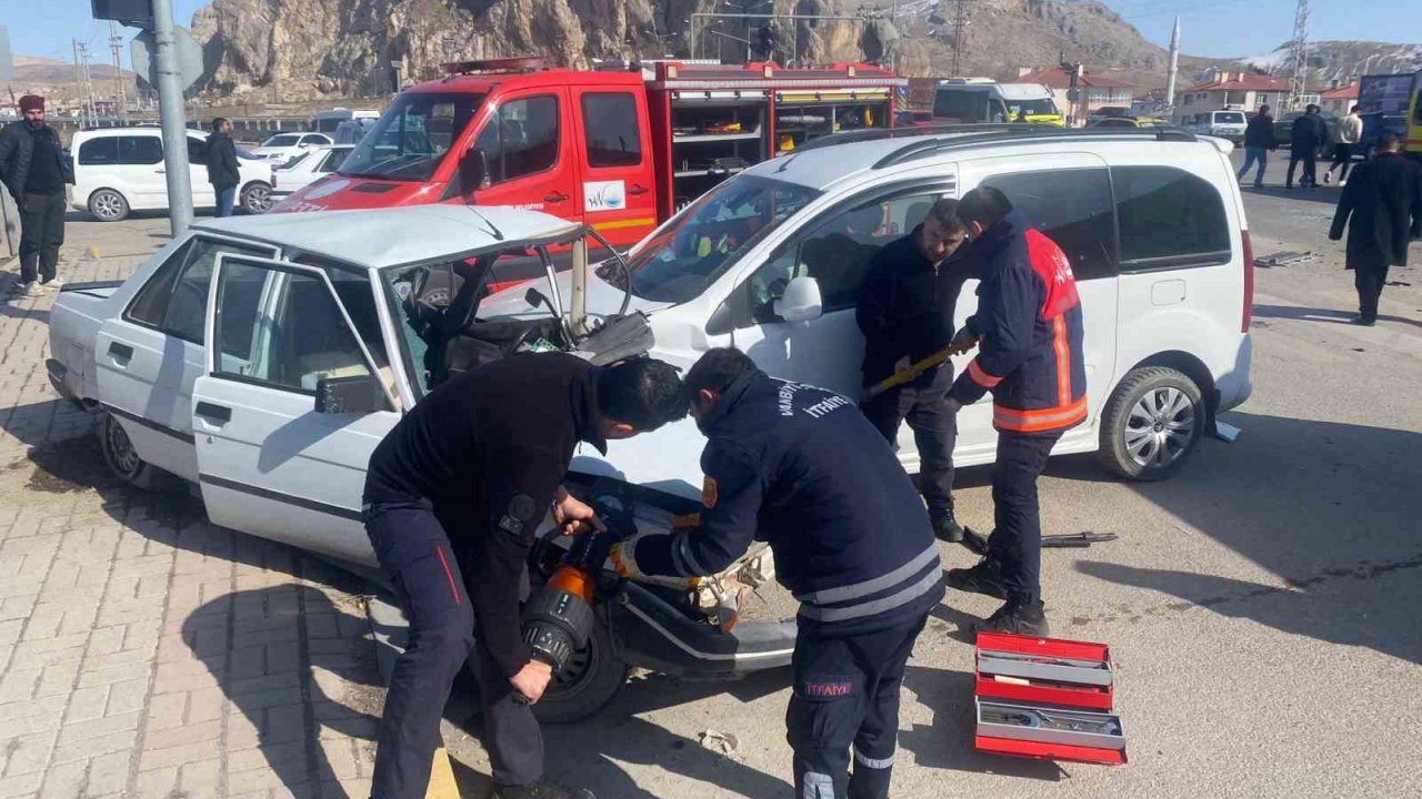 Van’da trafik kazası: 3 yaralı