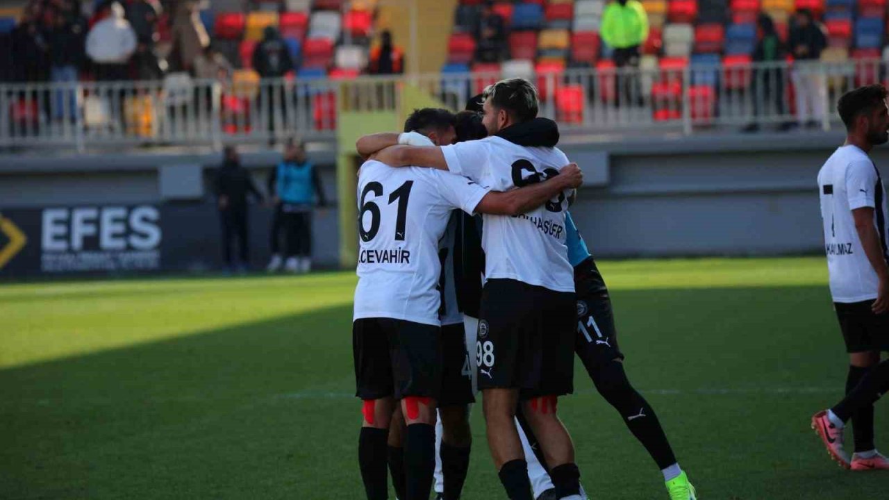 Kuşadasıspor, Bornova 1877’yi 4 golle geçti