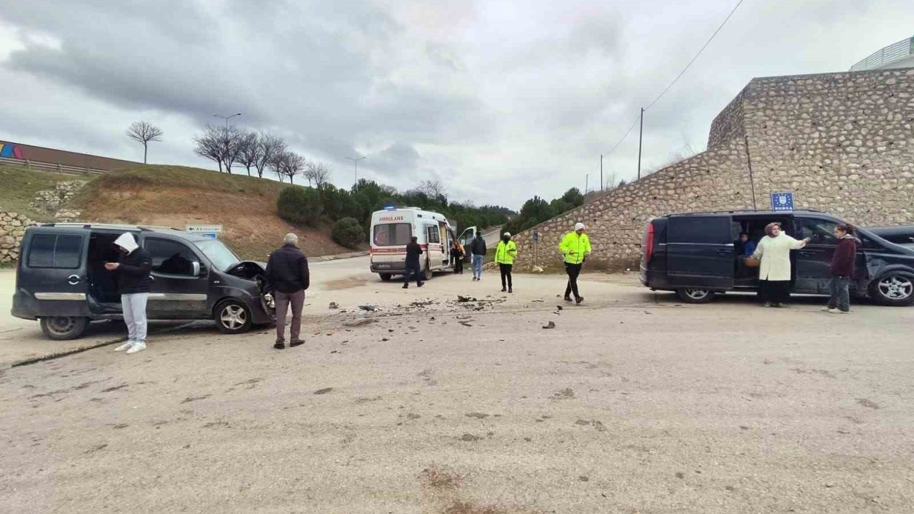 Minibüs ile hafif ticari araç çarpıştı: 6 yaralı