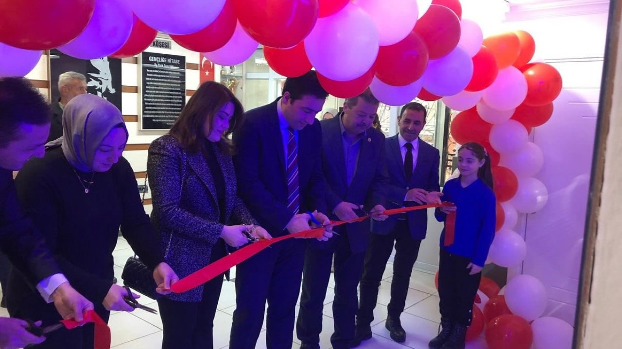 Kütüphane açılışına minik öğrencilerden yoğun ilgi gördü