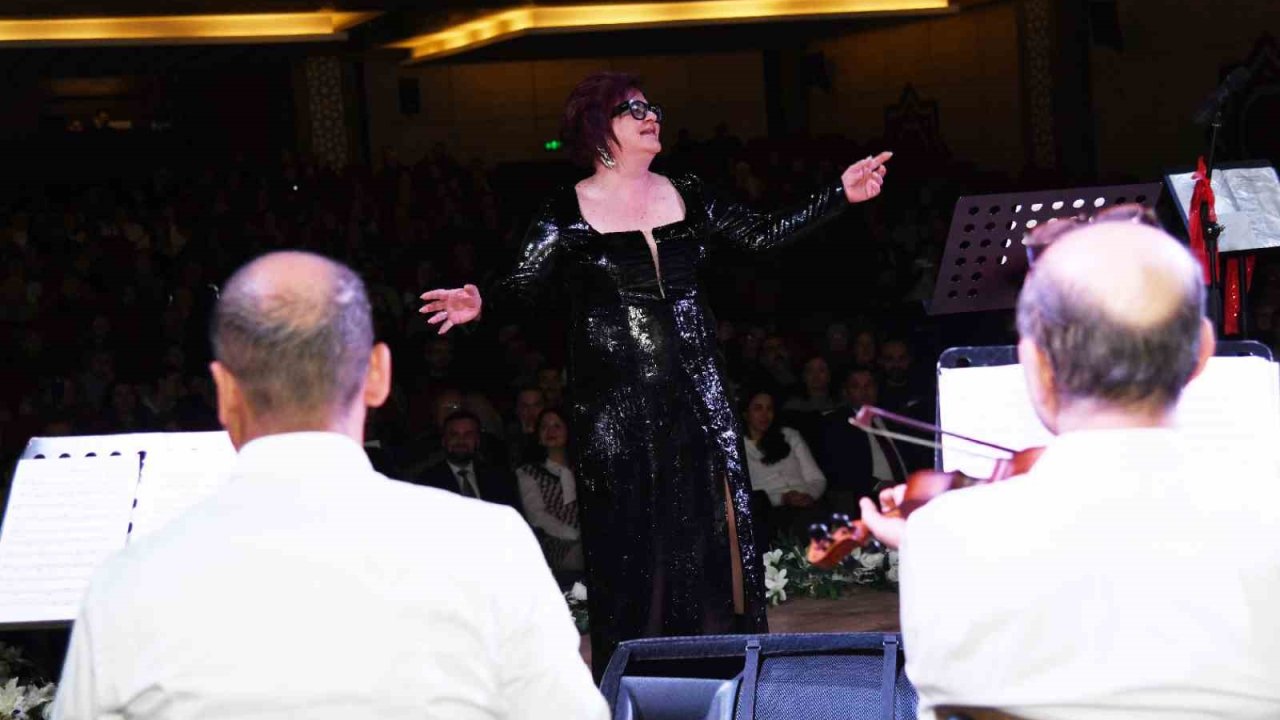 Türk Müziği Topluluğu dinleyicileri mest etti