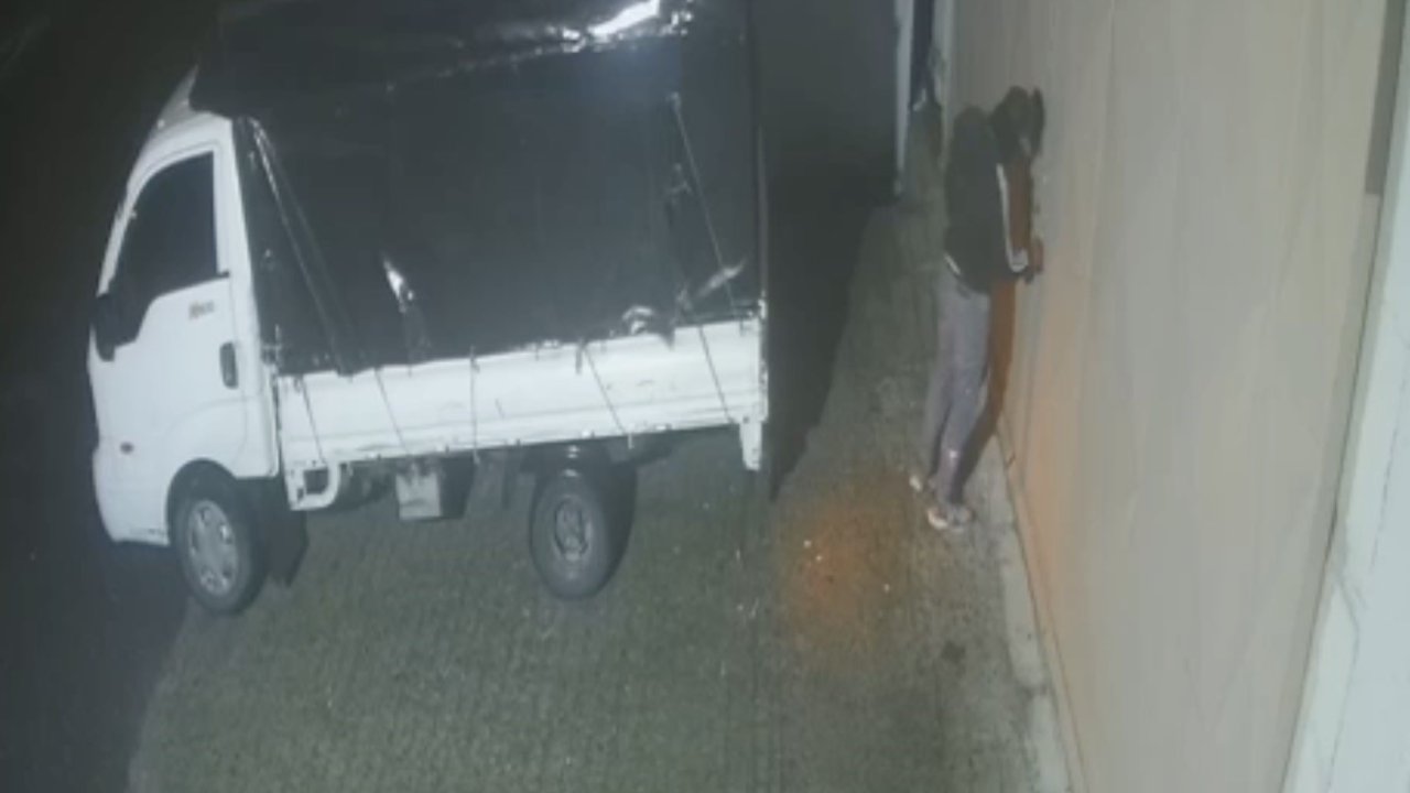 Arnavutköy’de acemi hırsızlar imalathanenin kapısını açamayınca kırmaya çalıştı