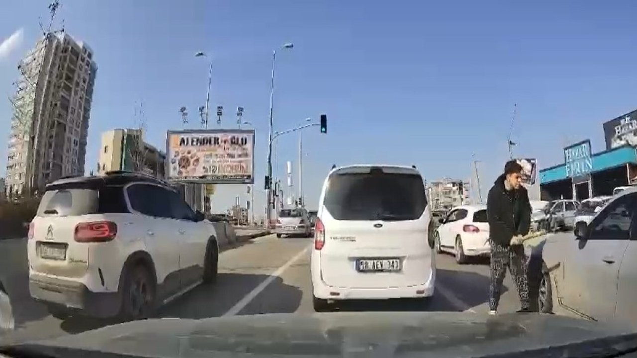 Trafikte tartıştığı kişinin aracına beyzbol sopasıyla zarar verdi