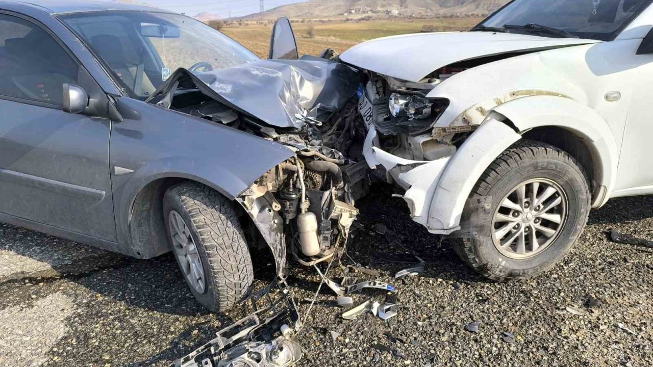 Batman’da iki araç kafa kafaya çarpıştı: 2 yaralı