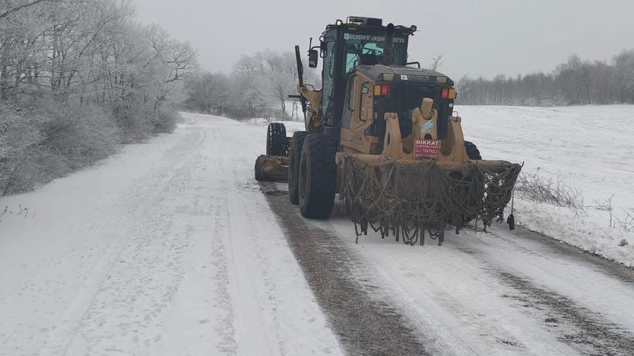 Gönen’de karla mücadele çalışmaları sürüyor