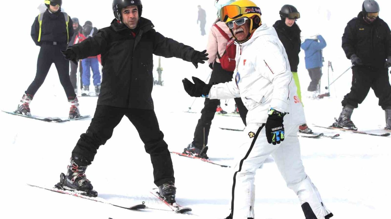 Görme engelliler Erciyes’te kayak yaptı