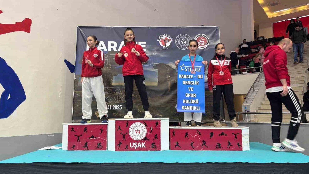 Manyaslı karateciler Ege Karate Ligi’nden madalyalarla döndü