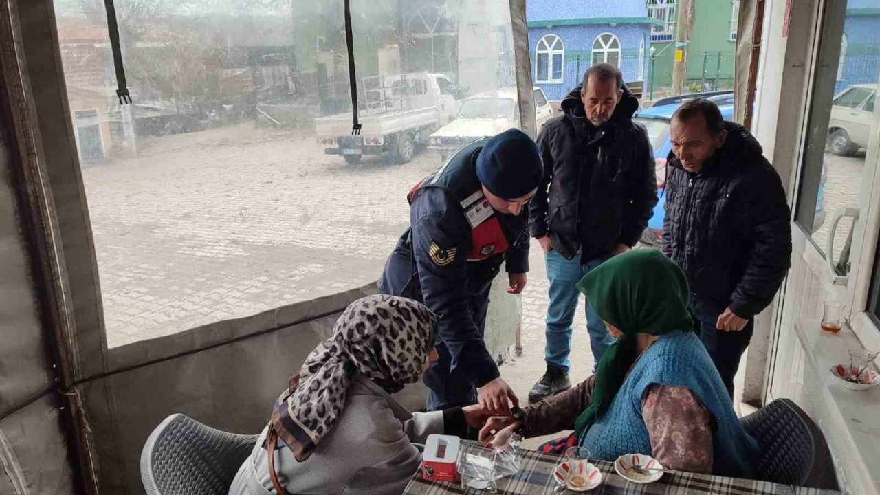 Bigadiç’te kaybolma riski taşıyan vatandaşlara akıllı saat dağıtımı yapıldı