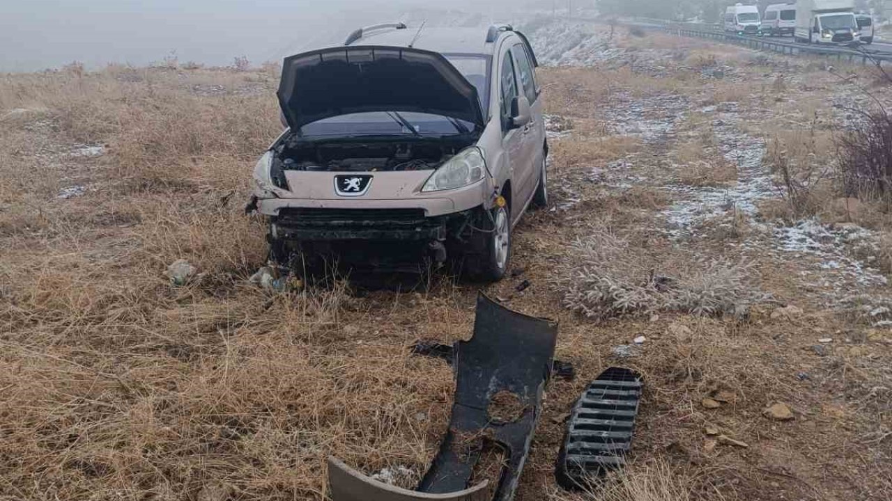 Buzlu yolda kayan araç şarampole devrildi: 2 yaralı