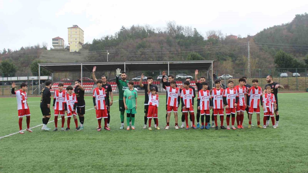 Türkeli BES, U-14 şampiyonluk kupasını kaldırdı