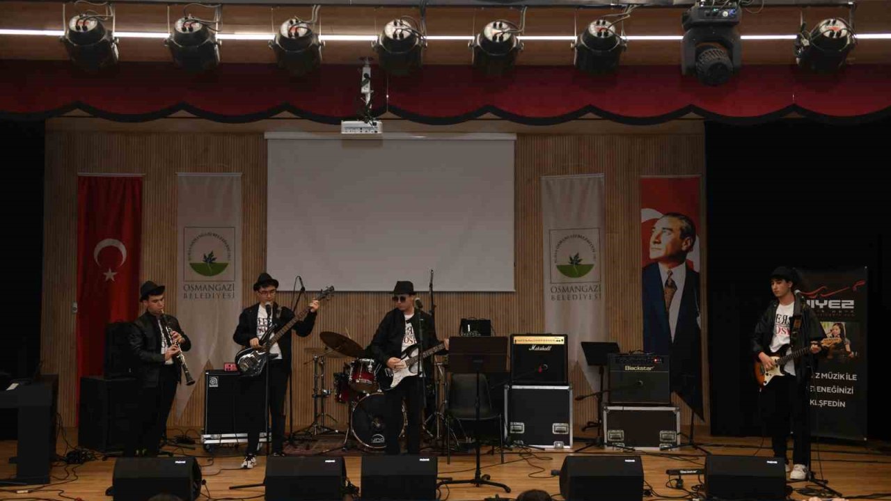 Genç müzisyenler final için sahnede